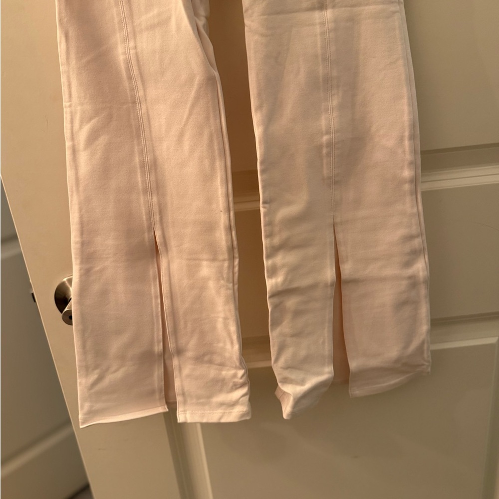 ALO Yoga Airbrush High-Waist Flutter Legging in Ivory - Picture 2 of 4